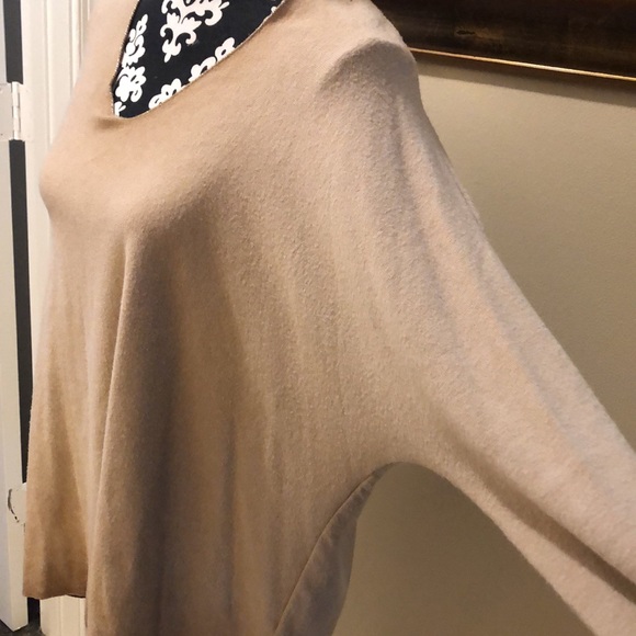 Sunny Studio silver thread trimmed v-neck cuddly textured long dolman sleeve top - Picture 8 of 13